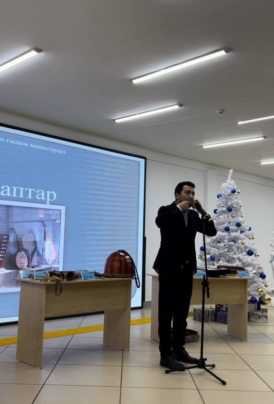 Қазақтың дәстүрлі музыкалық  аспаптарының көрмесі.
