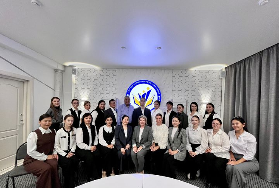 Жас педагог мектебінің алғашқы отырысы: кәсіби өсімге бастау