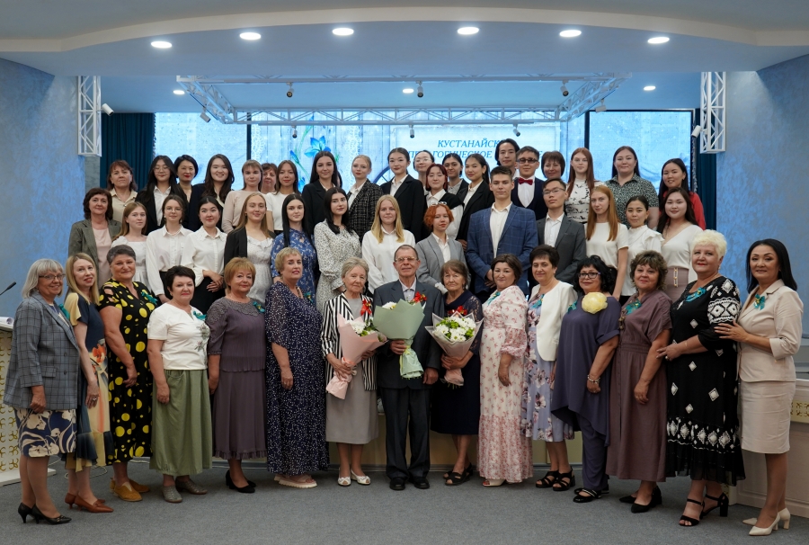 Естелік беттерін парақтай отырып