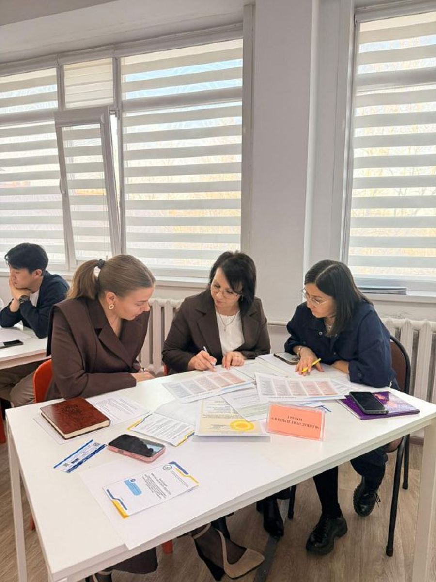 Жас педагогтар мектебінің отырысы