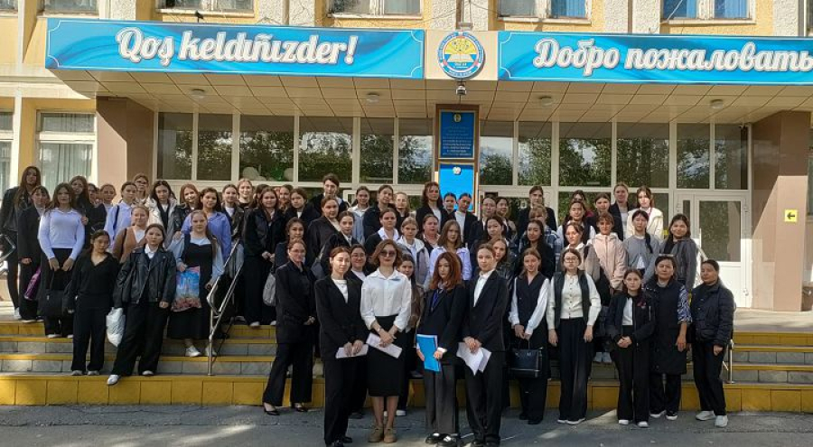 Сол жерден педагог мамандығына деген қадамы басталады