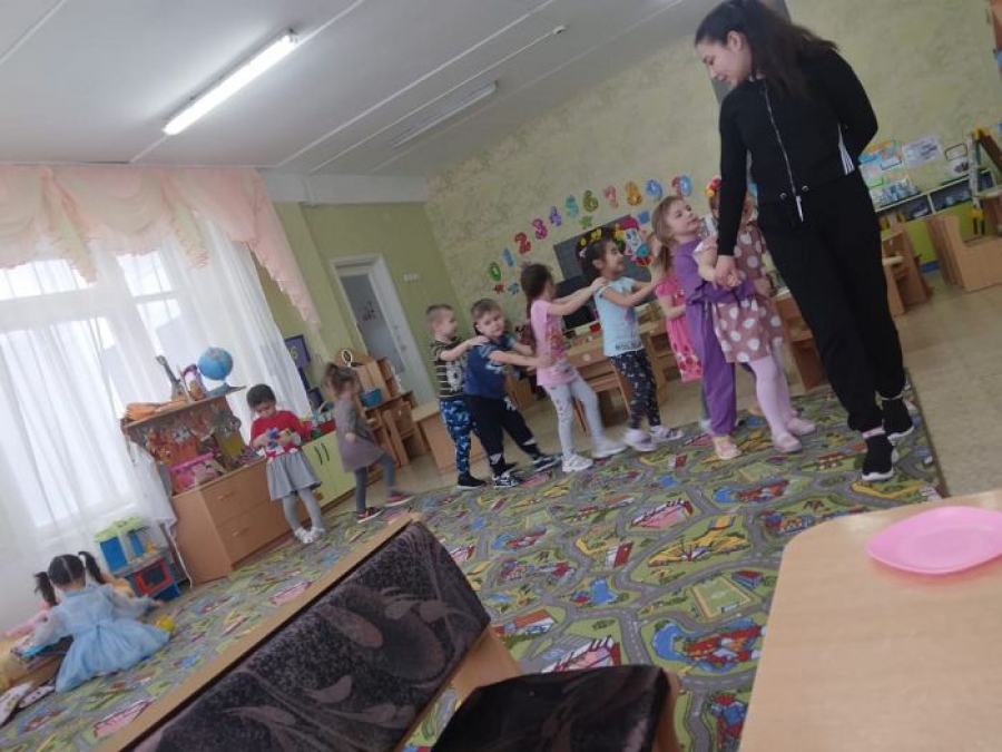 «А вы знаете ли, что воспитатели людьми помогают хорошими стать детям со всей Земли»