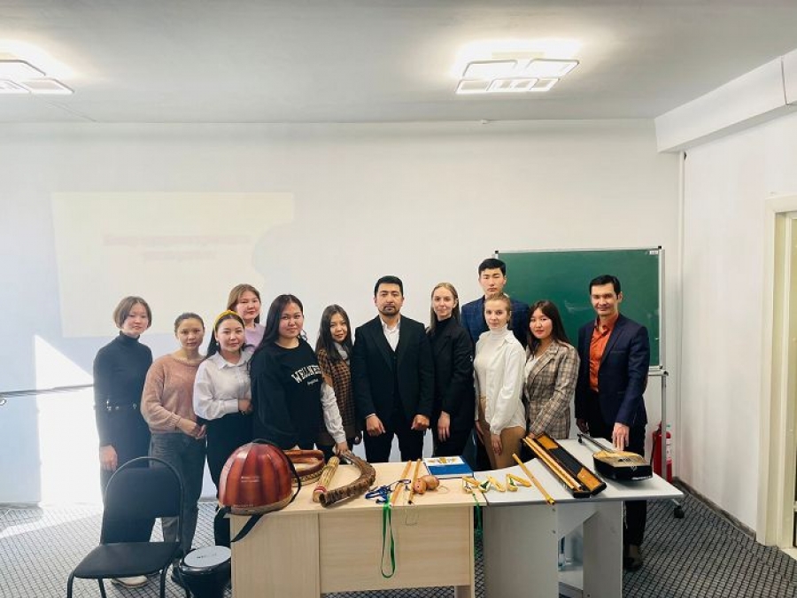 16 наурыз Музыка кафедрасының үшінші күні кафедра оқытушысы Нуржакупова Гульшат Кенжетаевнаның сөзіне жазылған «Ұстаздарға арнау» атты әсем бейнебаянынан бастау алды.